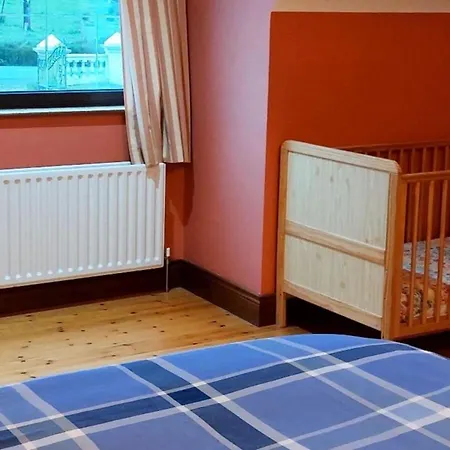 Bree House Sleeps 16 With Free Parking Holiday home