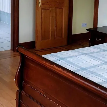 Holiday home Bree House Sleeps 16 With Free Parking