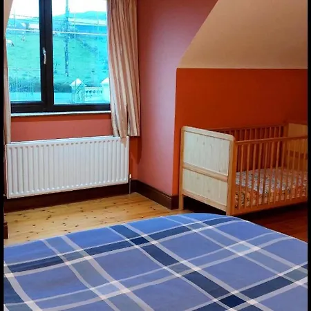 Holiday home Bree House Sleeps 16 With Free Parking *