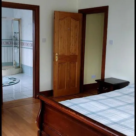 Bree House Sleeps 16 With Free Parking Holiday home *