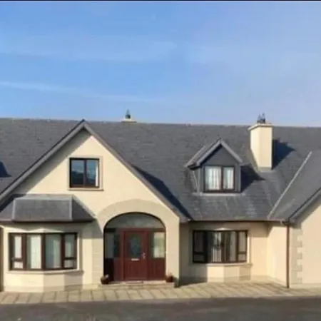 Holiday home Bree House Sleeps 16 With Free Parking *