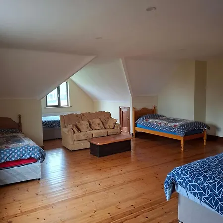 Bree House Sleeps 16 With Free Parking