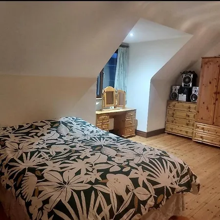 Holiday home Bree House Sleeps 16 With Free Parking