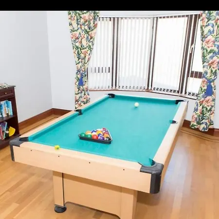 Bree House Sleeps 16 With Free Parking *