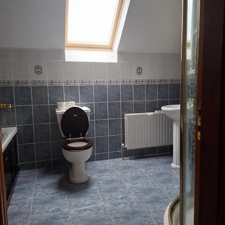 Bree House Sleeps 16 With Free Parking Holiday home *